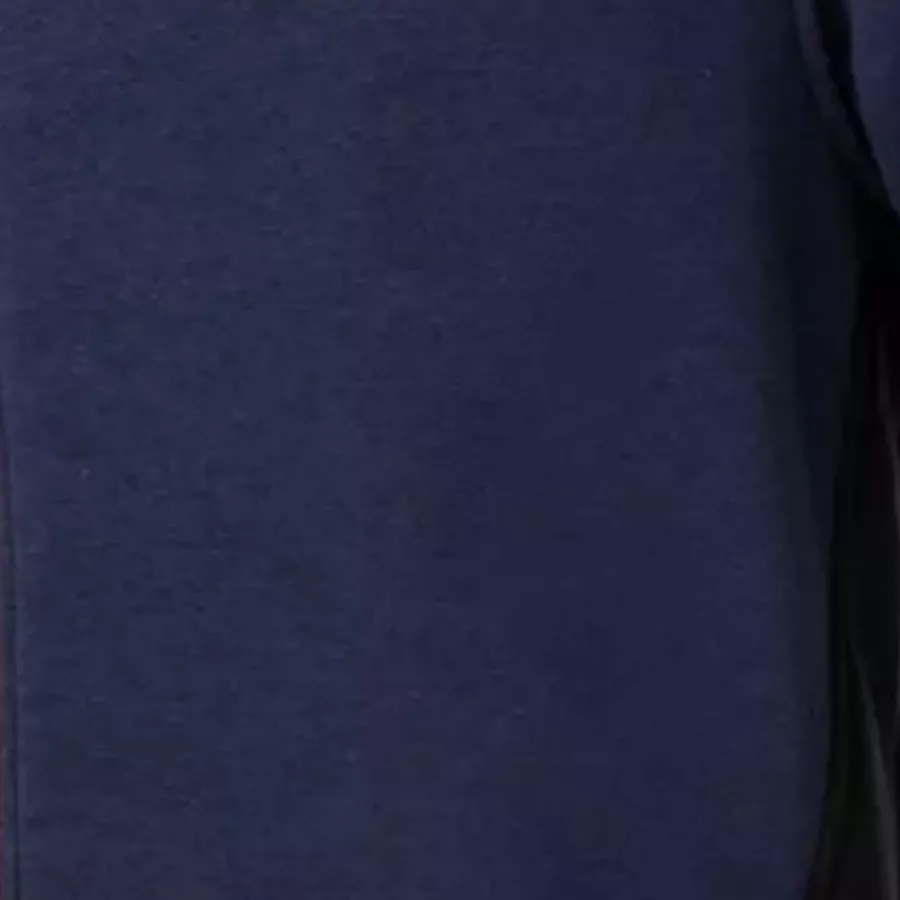 **Baumwoll-Polyester-Mischung** verbindet weiches Tragegefühl mit strapazierfähigem Stretch für ganztägigen Komfort und Belastbarkeit.