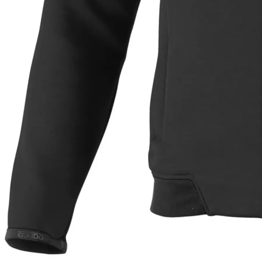 **Elastic Cuffs** keep the sleeves snug and secure, letting you move freely without distractions.
