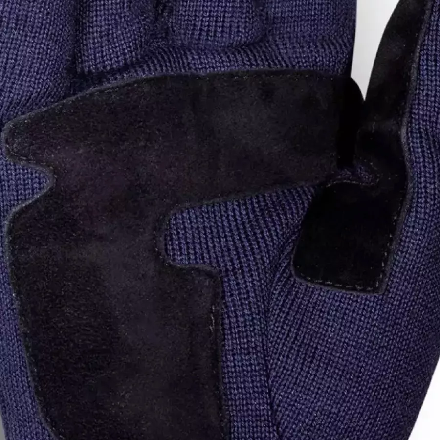 **Echtleder-Innenhandeinsätze** verbessern Grip und Kontrolle für sicheres Handling am Steuer.