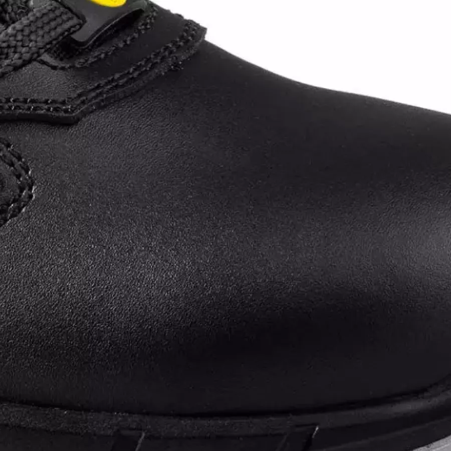 **Water-Repellent Upper** keeps your feet dry and comfortable even in damp conditions.