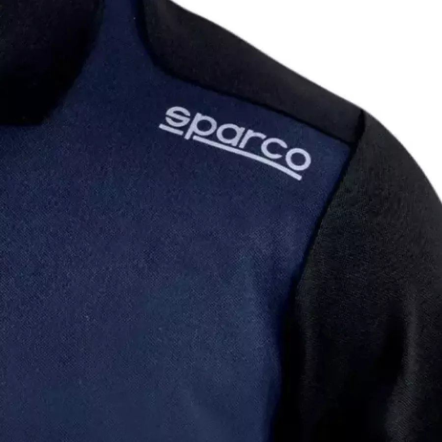 **Verstärkte Schultereinsätze** sorgen für dauerhafte Robustheit dort, wo sie am meisten benötigt wird, für lange Haltbarkeit unter Belastung.