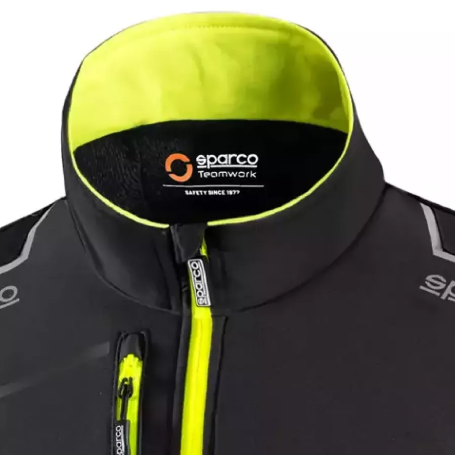 Der Stehkragen schützt Ihren Hals komfortabel und verleiht gleichzeitig einen eleganten, selbstbewussten Look.