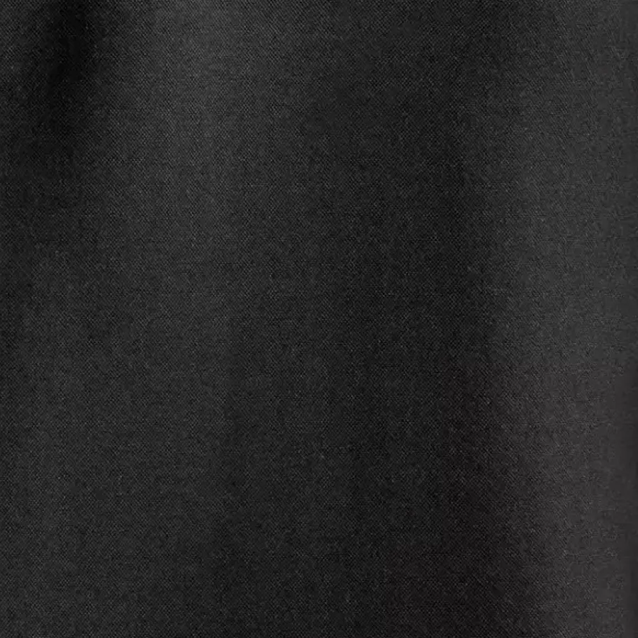 **Baumwoll-Polyester-Mischung** kombiniert weichen Komfort mit zuverlässiger Haltbarkeit, sodass das Shirt den ganzen Tag bequem bleibt und seine Form behält.