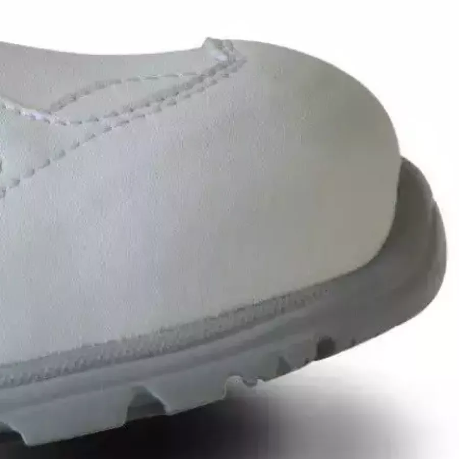 Die **Komposit-Zehenschutzkappe** bietet Ihnen starken Schutz, wo Sie ihn am meisten benötigen, und hält die Schuhe dabei leicht und bequem für den ganzen Tag.