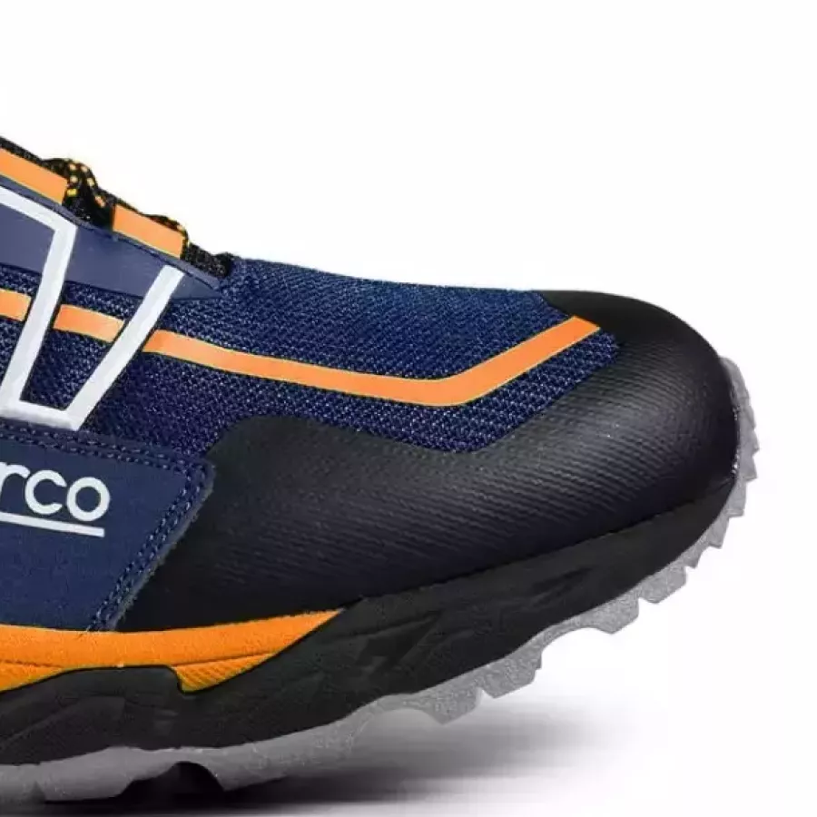 **Die ultra-robuste, verstärkte Zehenpartie** bietet dauerhaften Schutz und Sicherheit und hält Ihre Füße auch an langen Tagen komfortabel.