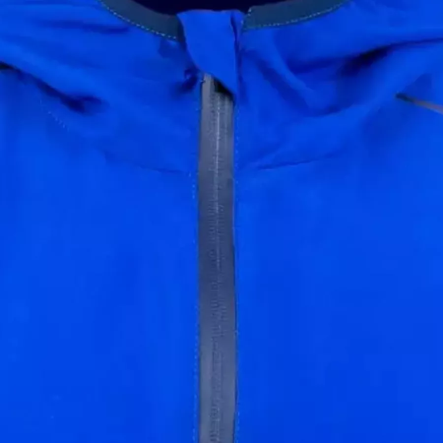 **Zipper Closure** allows quick, smooth fastening for adjustable comfort throughout the day.