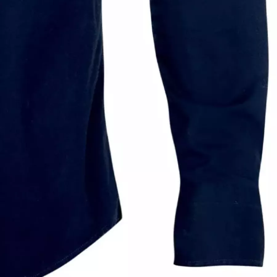 **Geknöpfte Manschetten** ermöglichen eine individuelle Passform am Handgelenk für einen gepflegten und bequemen Sitz.