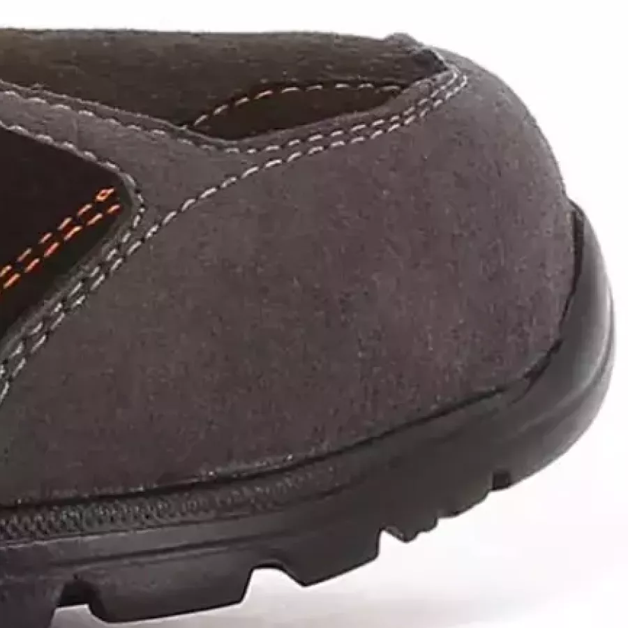 Die **Komposit-Zehenschutzkappe** bietet Ihnen starken Schutz, wo Sie ihn am meisten benötigen, und hält die Schuhe dabei leicht und bequem für den ganzen Tag.