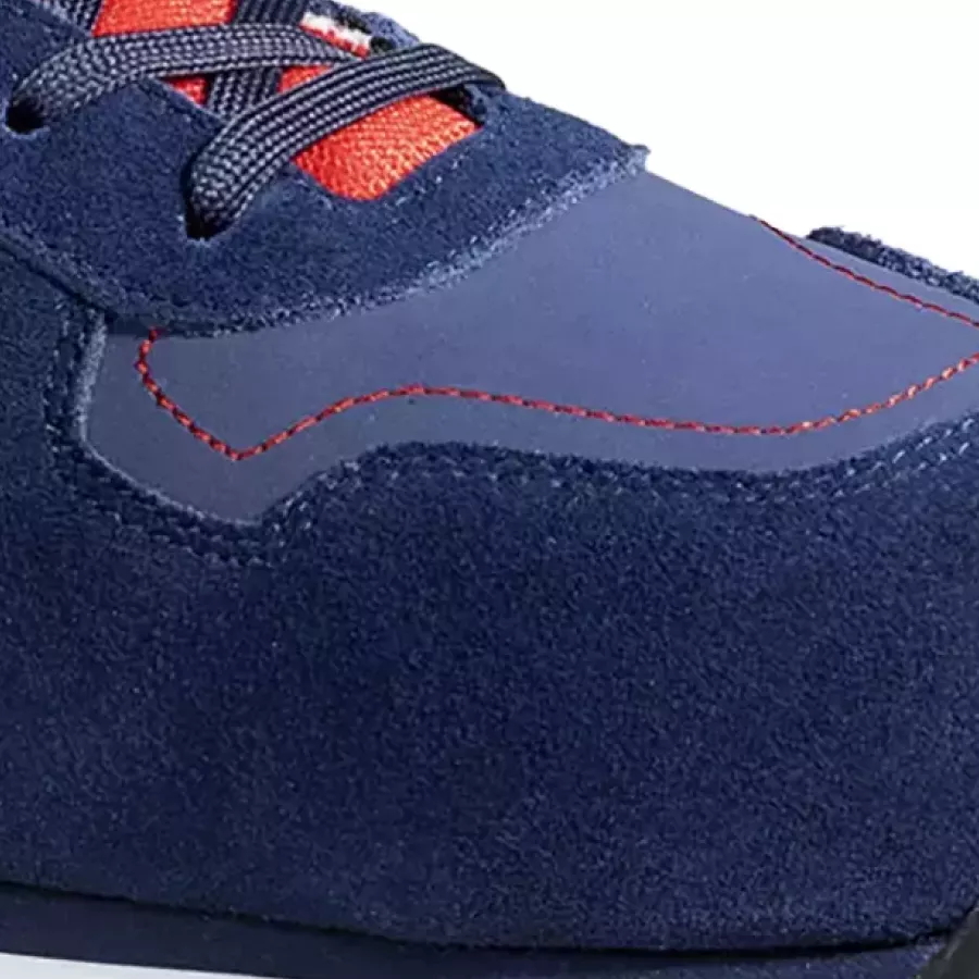 **Water-Repellent Upper** helps your feet stay dry and comfortable through damp or unpredictable conditions.