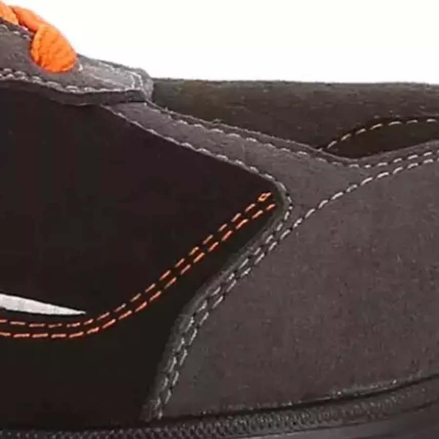 **Wasserabweisende Konstruktion** hält Ihre Füße trocken, damit Sie fokussiert bleiben und nasse Bedingungen ohne Ablenkung bewältigen können.