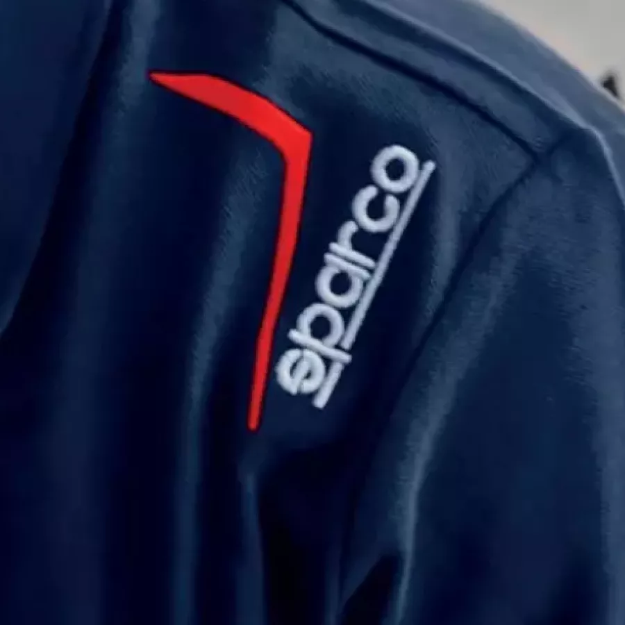 **Strapazierfähiger Stoff** sorgt dafür, dass Ihr Polo bei jeder Aktivität seine Form und seinen Stil behält.