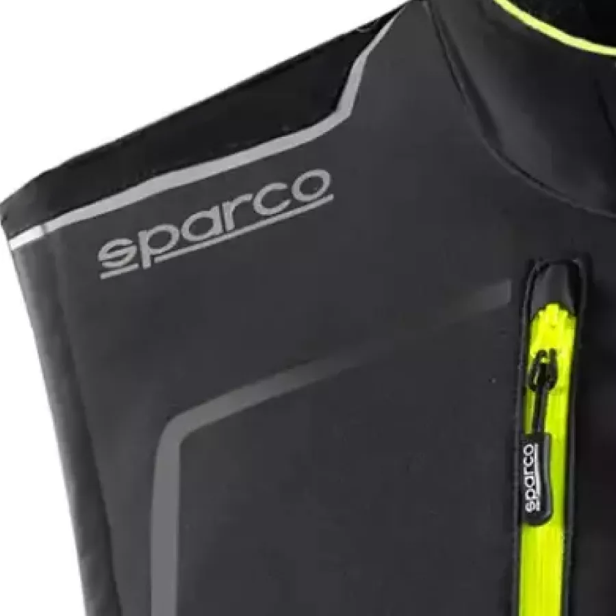 **Verstärkte Schultern** bieten dauerhafte Unterstützung, wo Sie sie am meisten benötigen, für langanhaltenden Komfort.