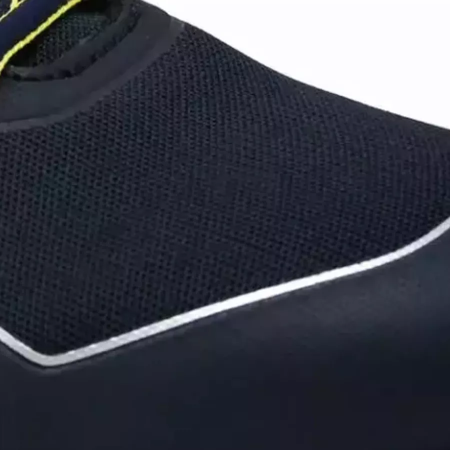 **Atmungsaktives Gewebe** fördert die Luftzirkulation, damit Ihre Füße den ganzen Arbeitstag über frisch und bequem bleiben.