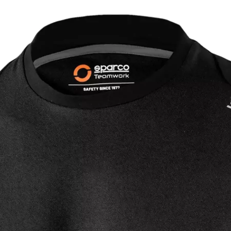 **Rundhalsausschnitt** sorgt für eine optimale, bequeme Passform, die sich vom ersten bis zum letzten Tragen leicht und natürlich anfühlt.