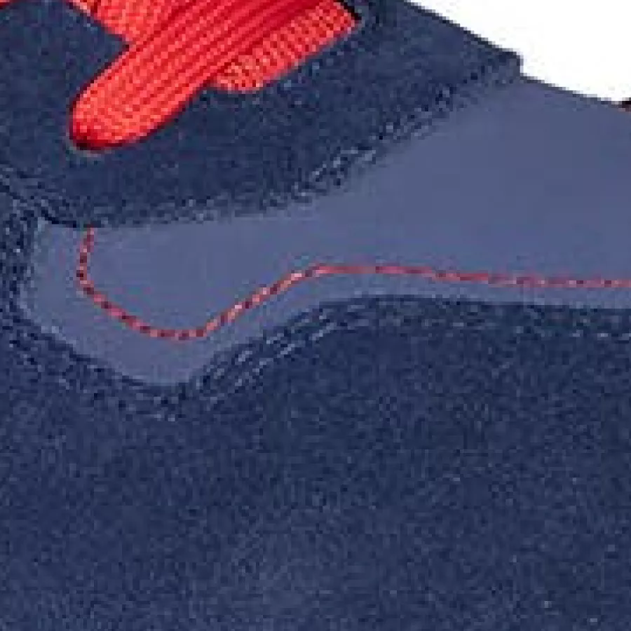 **Water-Repellent Upper** keeps your feet dry and comfortable when moving through damp or wet conditions.