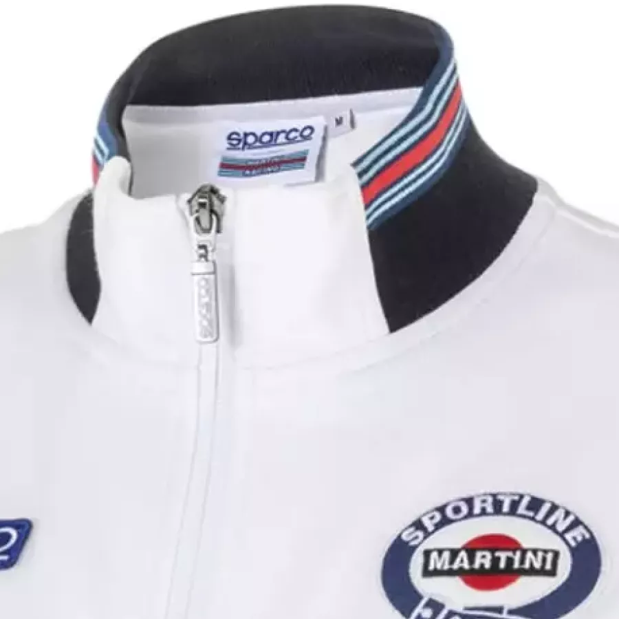 Der **Stehkragen** verleiht eine elegante, sportliche Note und hält den Hals angenehm warm.