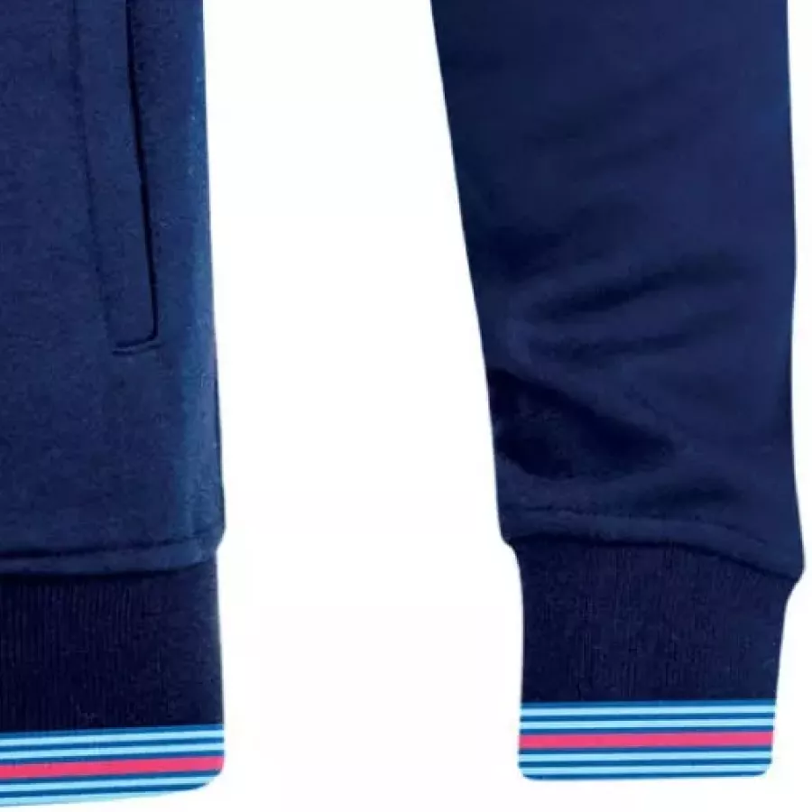 **Bündchen und Saum aus Rippstrick** sorgen für einen sicheren, flexiblen Sitz, der die Wärme hält und den ganzen Tag über eine klare Silhouette bewahrt.