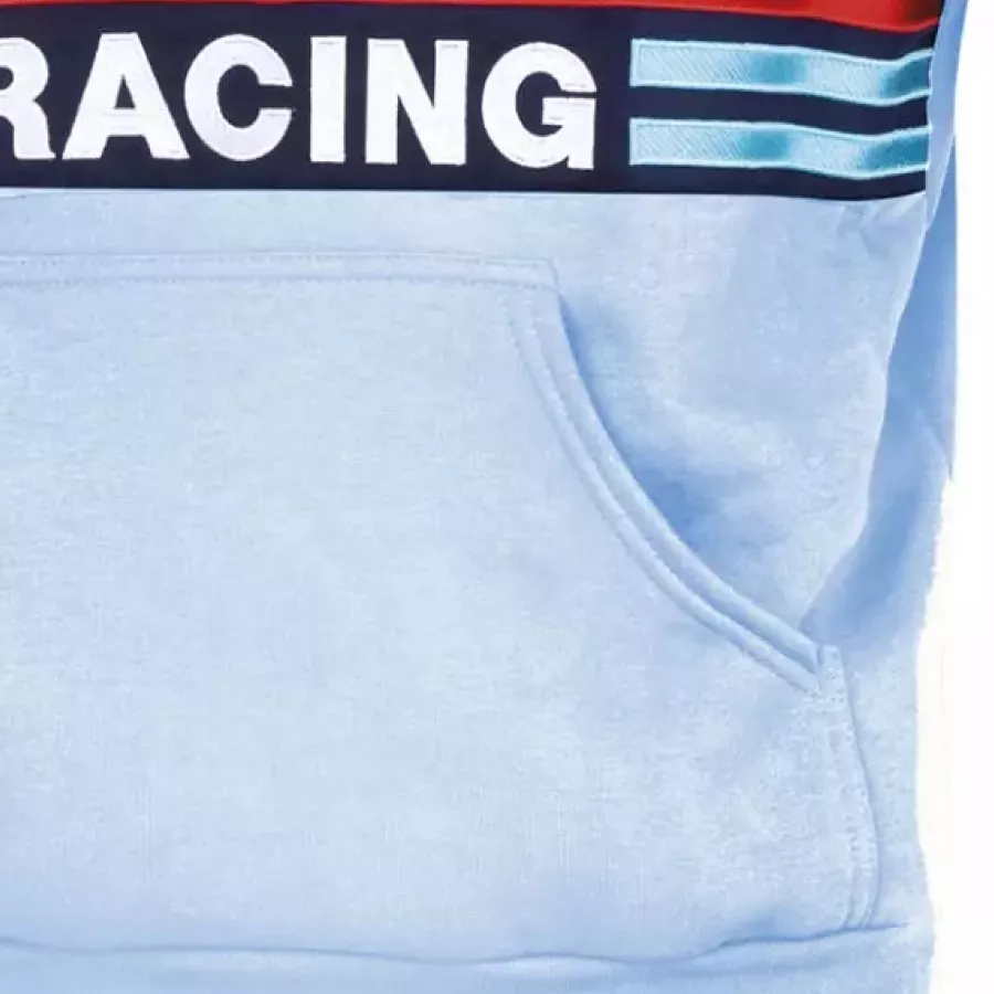 Die **Kängurutasche** bietet einen gemütlichen Platz, um die Hände zu wärmen oder unterwegs das Nötigste zu verstauen.