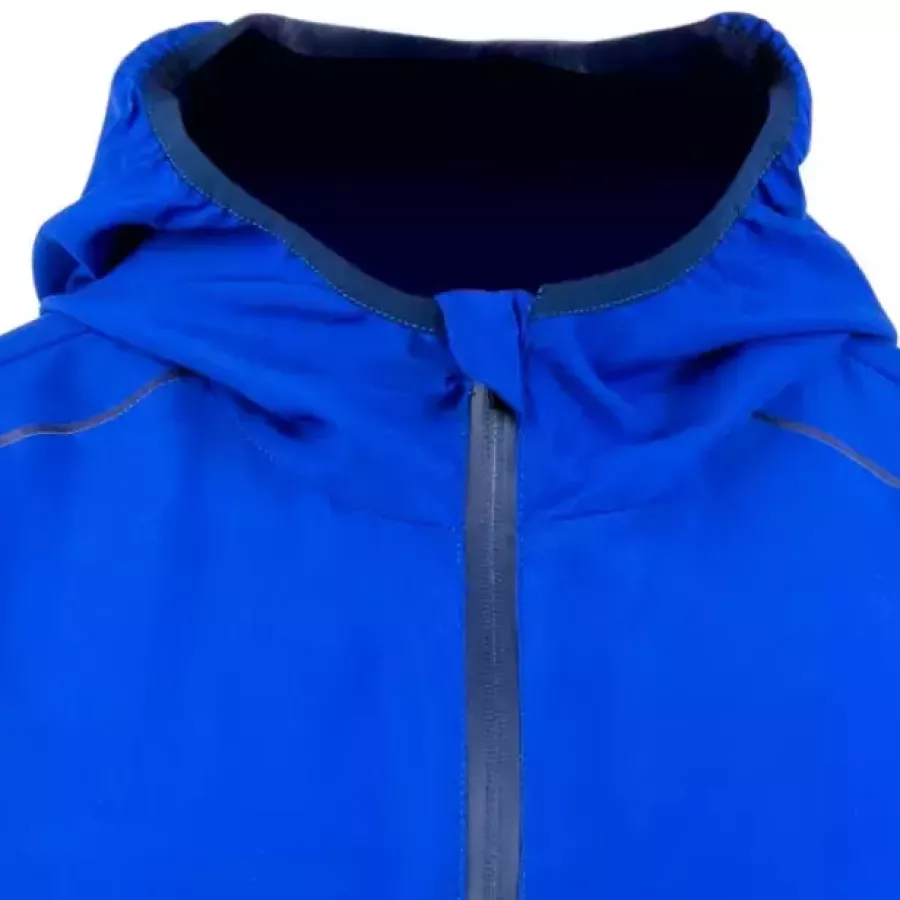 **Integrated Hood** offers easy, built-in coverage that adapts effortlessly to changing conditions.