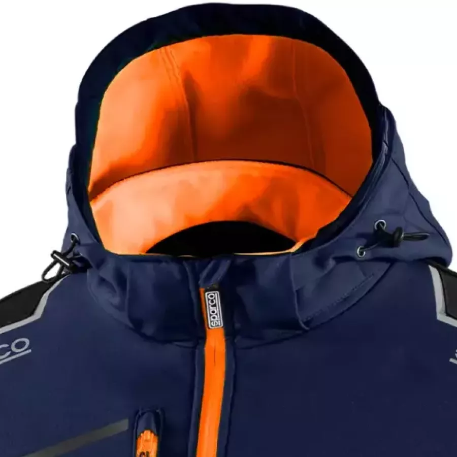 **Abnehmbare Kapuze** ermöglicht sofortige Anpassung an wechselndes Wetter und bewahrt einen sauberen, stromlinienförmigen Look, wenn sie nicht benötigt wird.