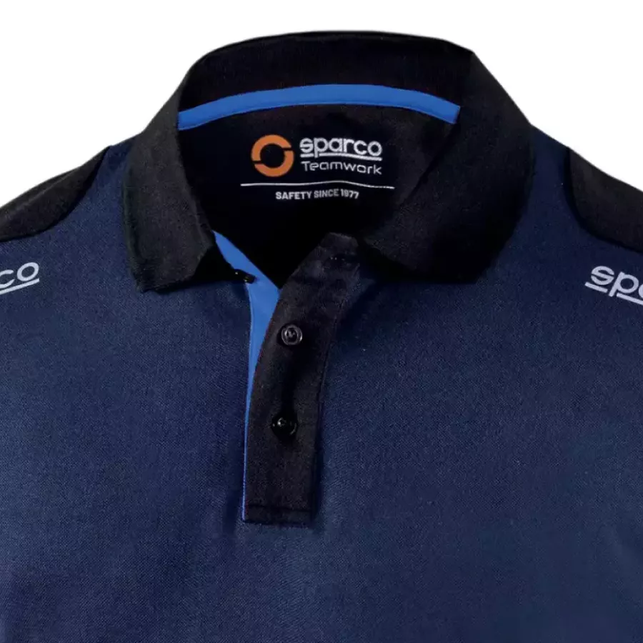 **Klassischer Polokragen mit Knopfleiste** verleiht Ihnen einen zeitlosen, schicken Look mit einfacher Anpassbarkeit für Komfort und Stil.