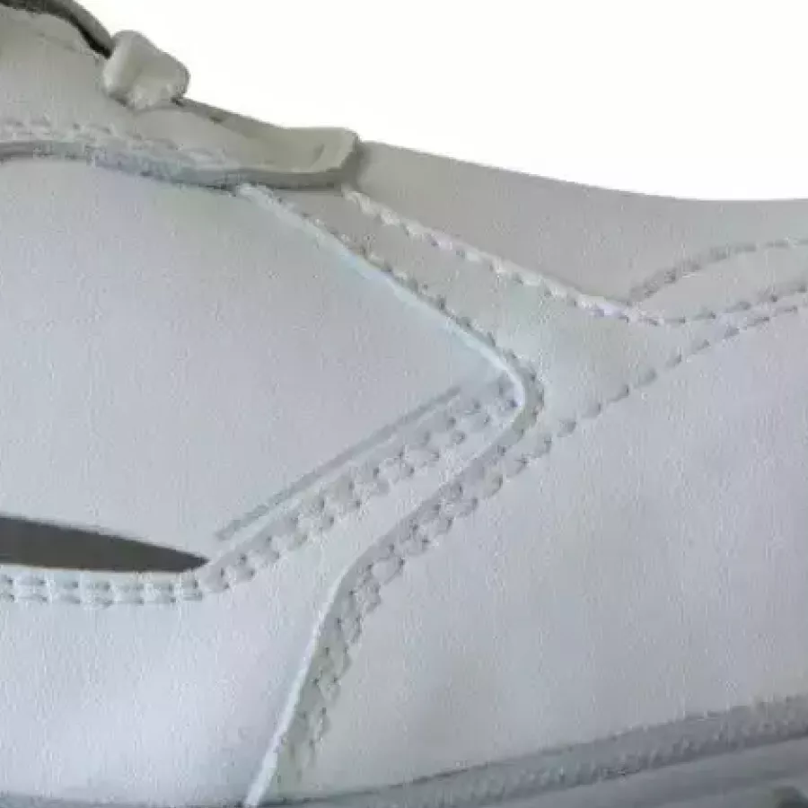 **Wasserabweisende Konstruktion** hält Ihre Füße trocken, damit Sie fokussiert bleiben und nasse Bedingungen ohne Ablenkung bewältigen können.