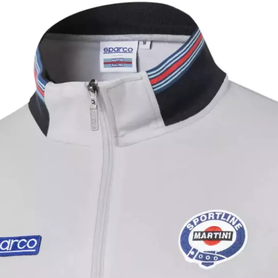 Der **Stehkragen** verleiht eine moderne Note und schützt Sie gleichzeitig angenehm vor kühler Luft.