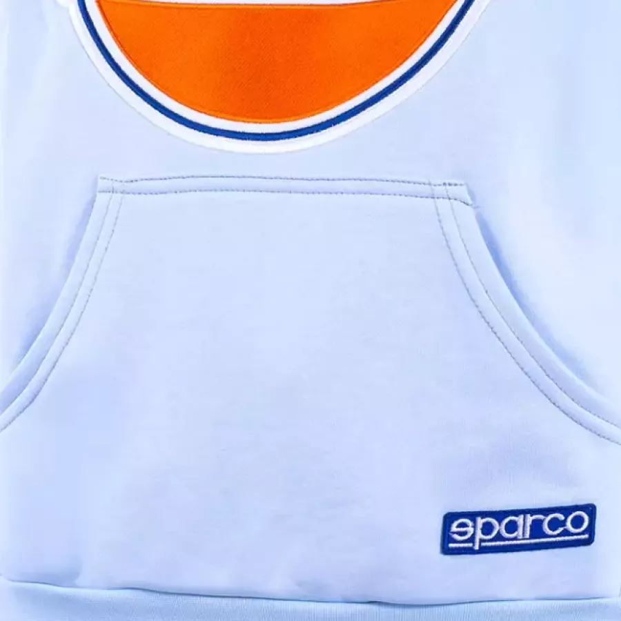 **Kängurutasche** bietet Ihren Händen einen warmen Rückzugsort und hält das Nötigste griffbereit.