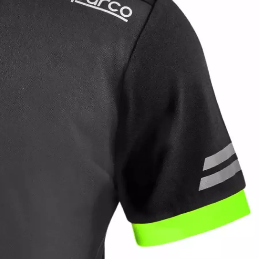 **Short sleeves** keep you cool and unrestricted so you can move freely in every task or drive.