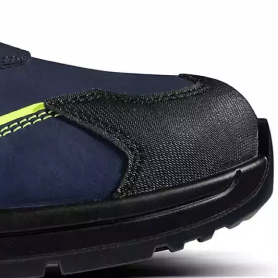 **Glasfaser-Zehenschutzkappe** bietet zuverlässigen Schutz und hält den Schuh leicht und bequem für ganztägiges Tragen.