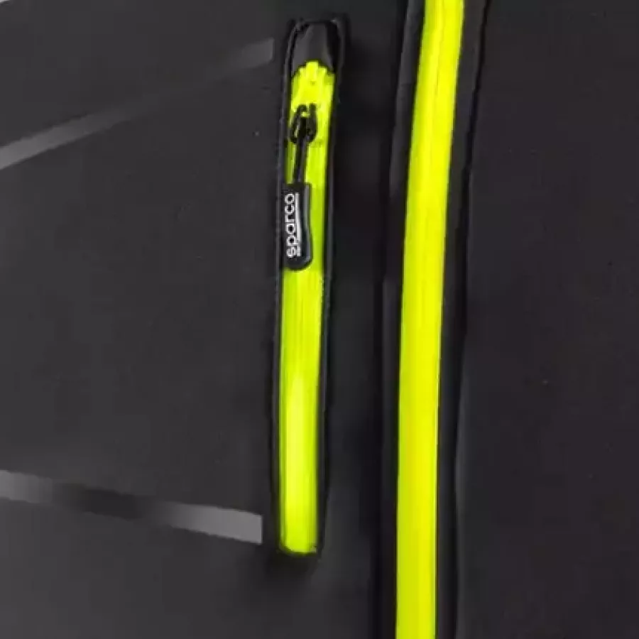 **Reißverschlusstasche** hält Ihre Utensilien sicher und unterwegs griffbereit.