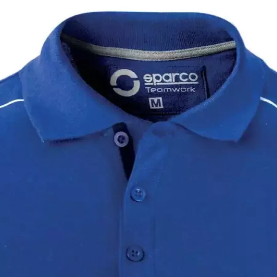 Der **Oxford-Kragen** verleiht einen edlen, strukturierten Look, mit dem Sie den ganzen Tag über selbstbewusst und gepflegt bleiben.