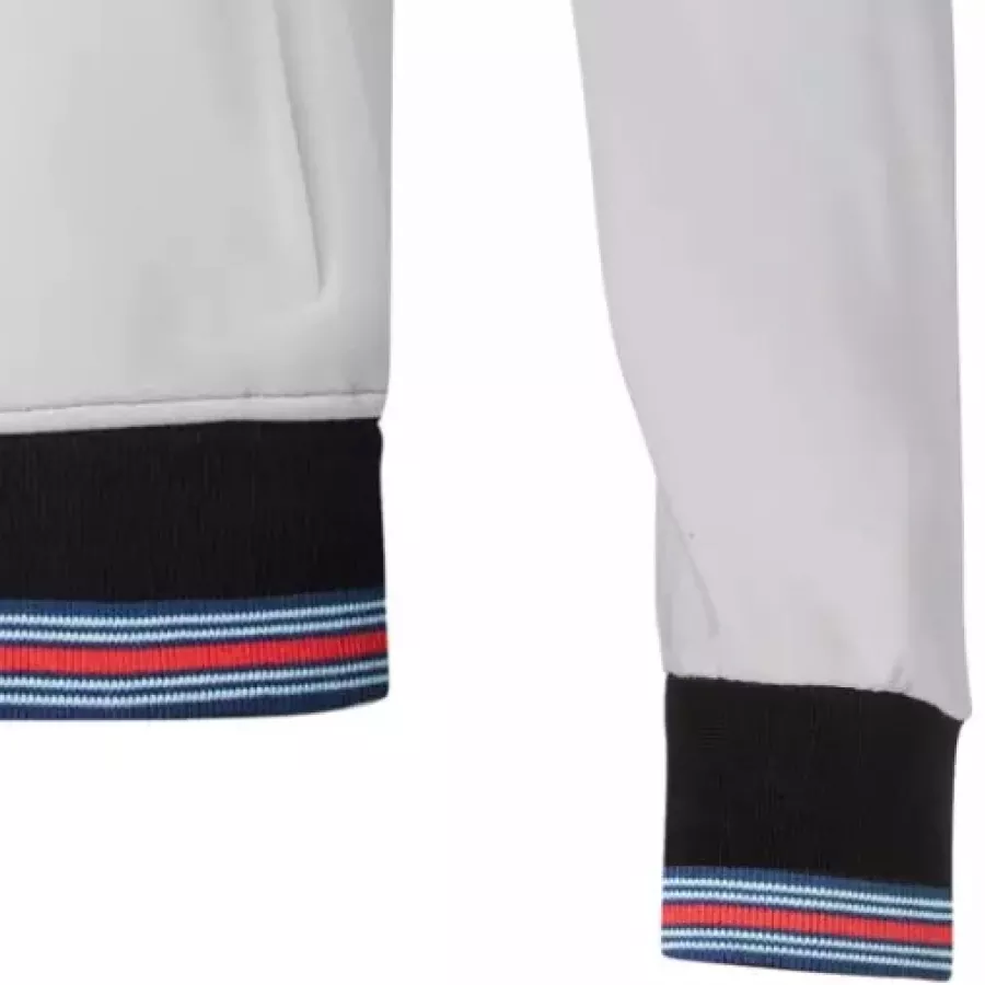 **Bündchen und Saum aus Rippstrick** sorgen für einen sicheren, flexiblen Sitz, der die Wärme hält und den ganzen Tag über eine klare Silhouette bewahrt.