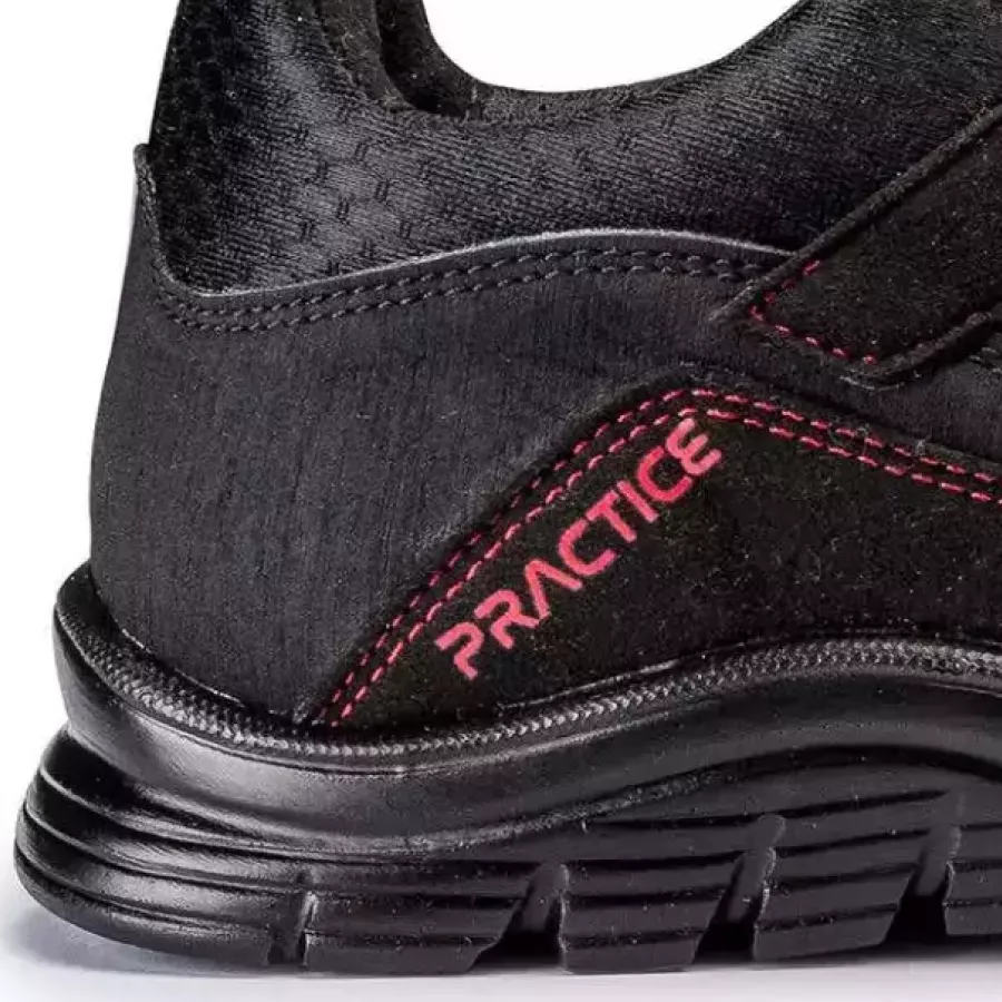 **Atmungsaktive Konstruktion** sorgt für Luftzirkulation, um die Füße auch bei längerem Tragen kühl und trocken zu halten.