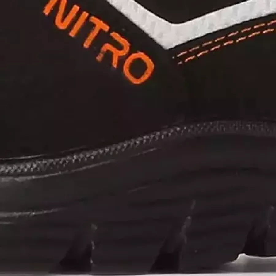 **Antistatische Eigenschaften** reduzieren die elektrostatische Aufladung für sicherere Bewegung und stabileren Stand während Ihres gesamten Arbeitstages.