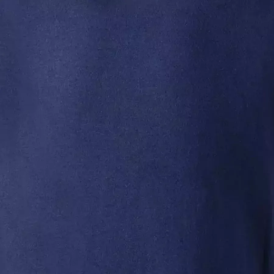 **Baumwoll-Polyester-Mischung** kombiniert weichen Komfort mit dauerhafter Haltbarkeit für den ganzen Tag.