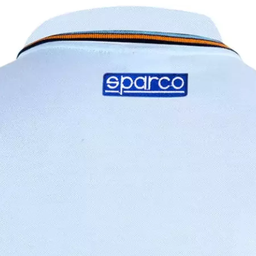 **Kragenrückseite mit Siebdruck** bietet ein dezentes Designdetail, das das Shirt mit authentischem, vom Rennsport inspirierten Stil aufwertet.