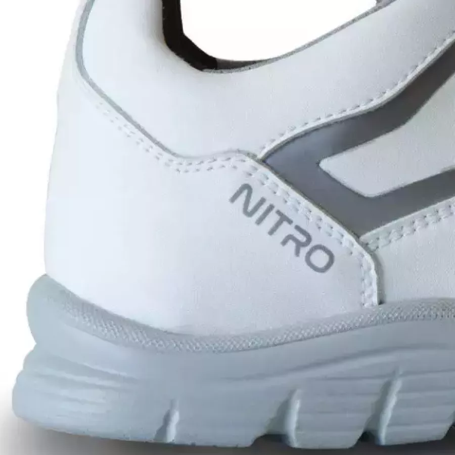 **Durchtrittsicherheit** schützt Ihre Sohlen vor spitzen Gefahren von unten, damit Sie auf unterschiedlichsten Untergründen sicher auftreten können.