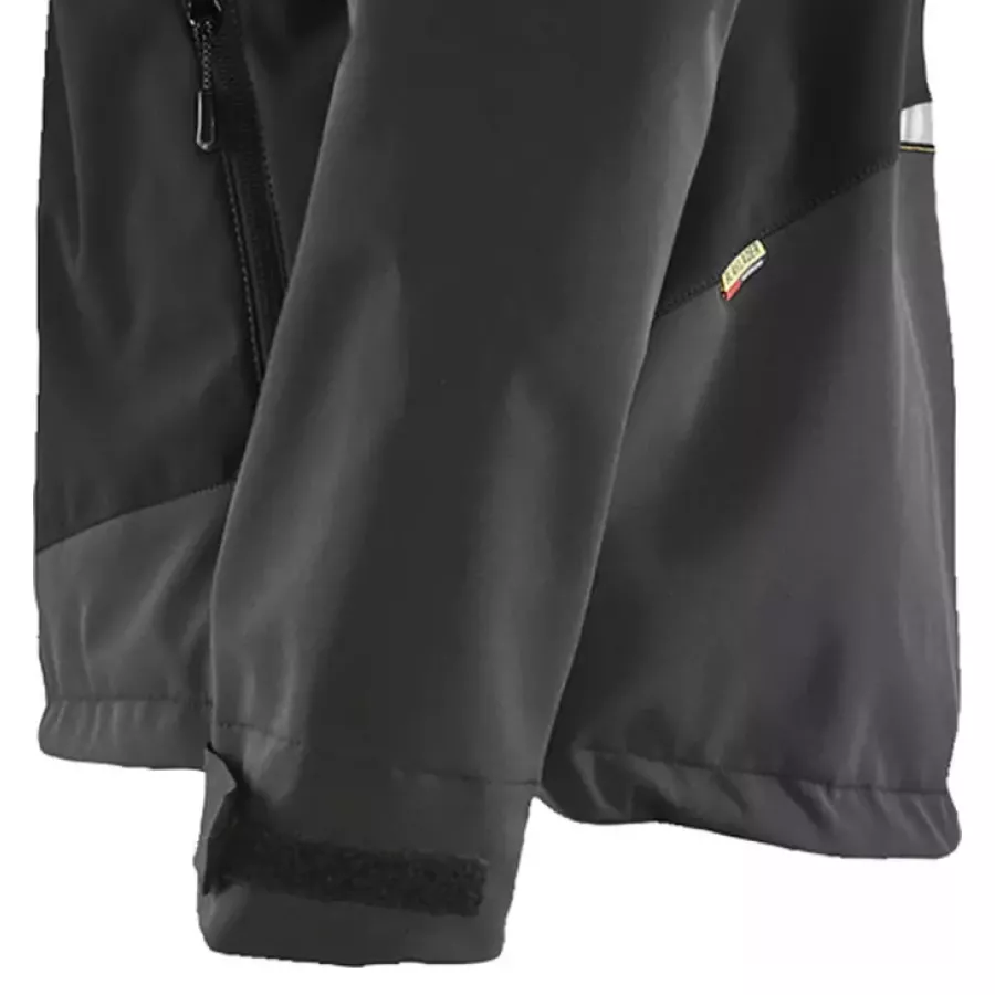 **Verstellbare Klettverschluss-Ärmelbündchen** halten den Wind ab und ermöglichen es Ihnen, die Passform präzise anzupassen für ganztägigen Komfort.