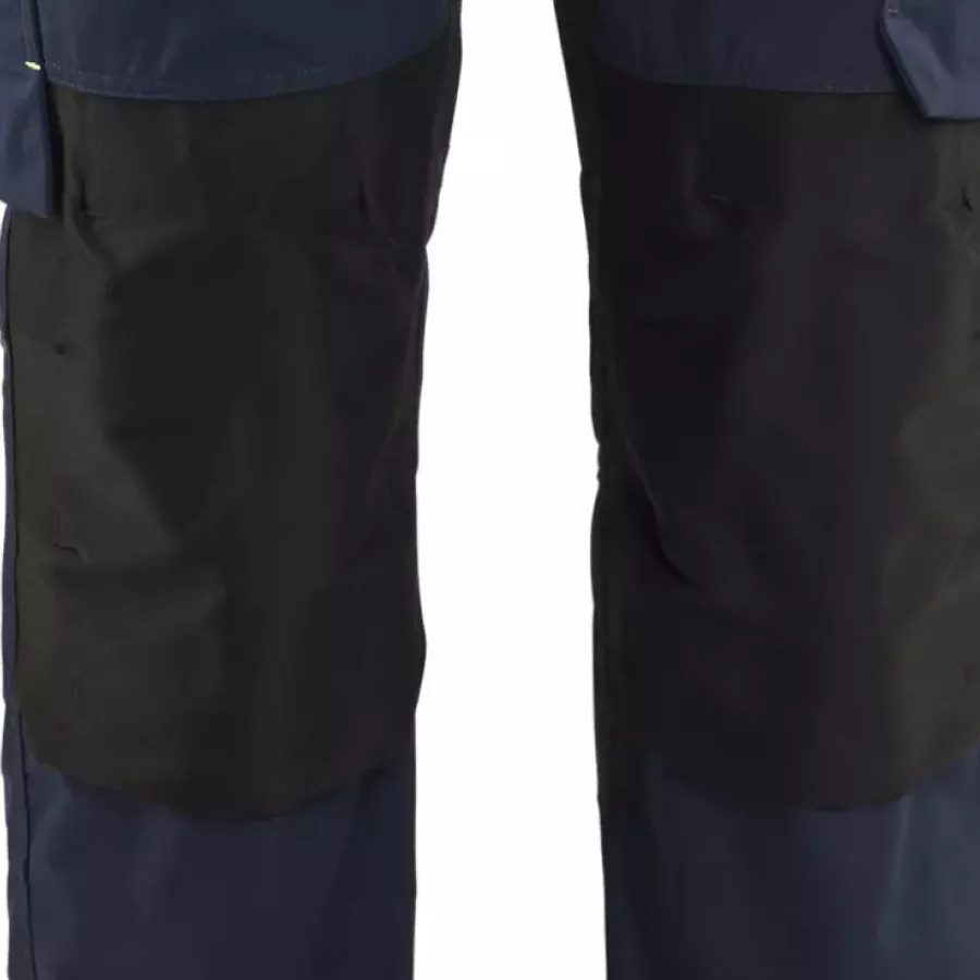 **CORDURA®-Stretch Knee Pad Pockets** provide durable protection when used with knee inserts.
