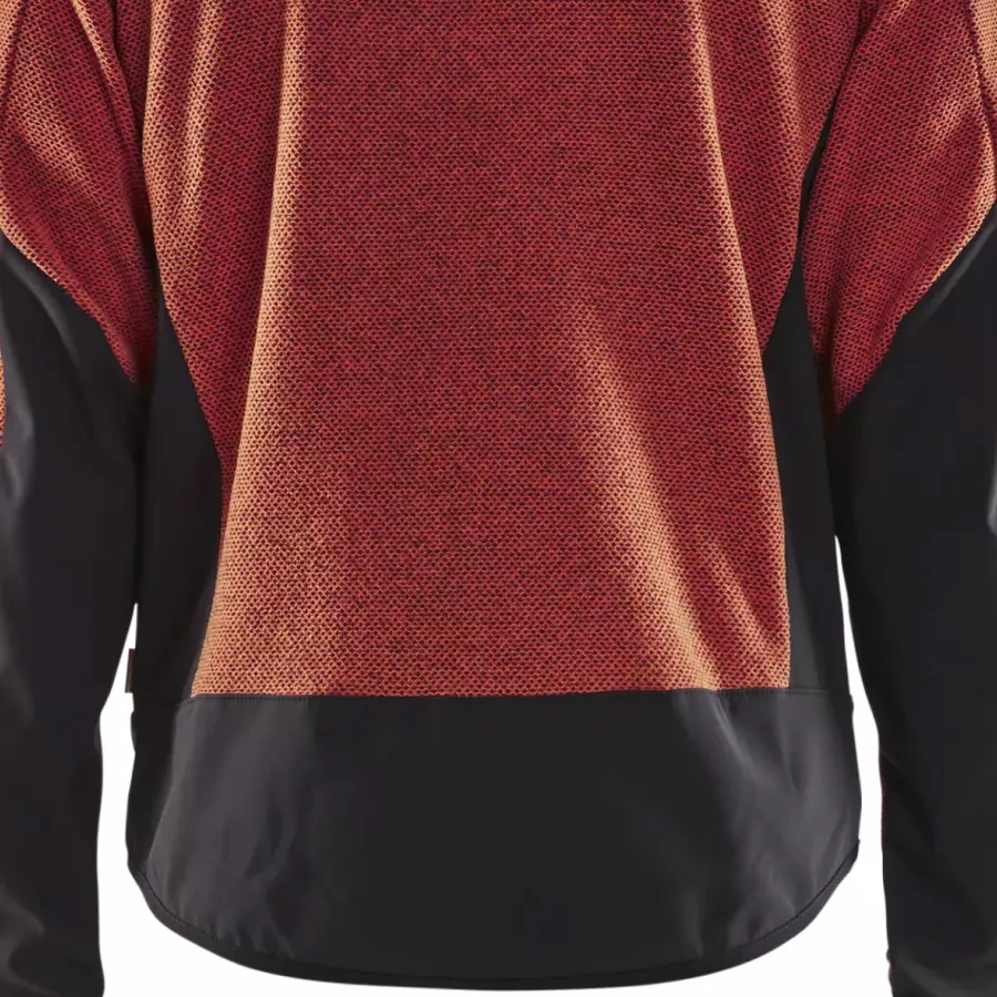 **Extended Back** shields your lower back from wind and cold.