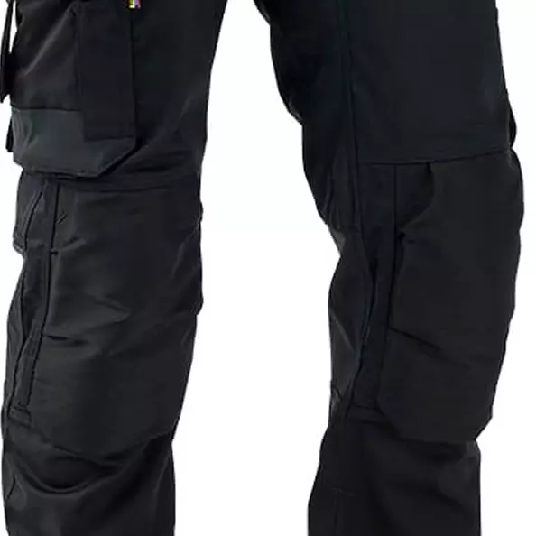 Bleiben Sie bequem und geschützt beim Arbeiten auf den Knien mit **externen Knieschützertaschen** aus **CORDURA®-stretch** Gewebe. Das Design ermöglicht es Ihnen, Polster einfach einzusetzen und sicher zu fixieren, und bietet *ganztägigen Komfort* beim Arbeiten auf Böden oder in engen Räumen, wodurch Druck und Ermüdung reduziert werden.