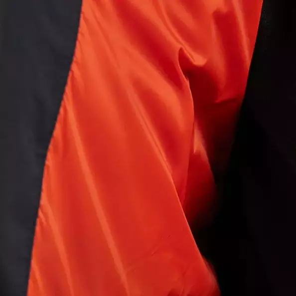 Stay comfortable and warm with the vest's insulated design. The **warm lining** on the front and back of the torso helps to effectively trap body heat, providing an extra layer of warmth that is essential for cold work environments, without adding unnecessary bulk.