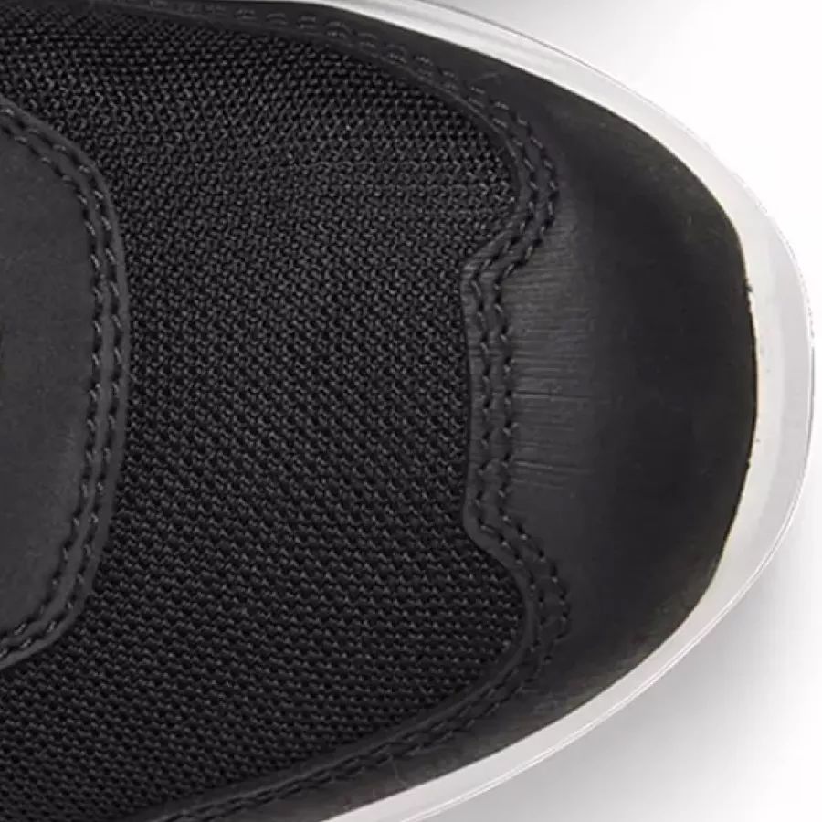 **Atmungsaktives, verstärktes Textil-Obermaterial** bietet dauerhaften Komfort und Belüftung den ganzen Tag über.