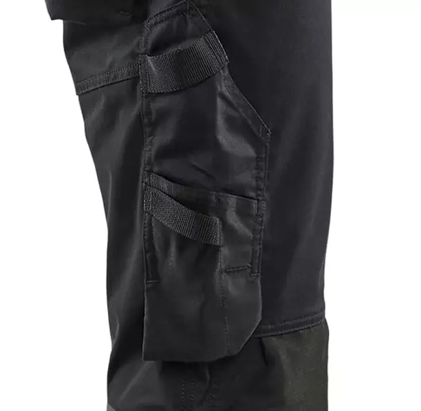 Haltbarkeit ist in diese Hosen eingebaut mit **CORDURA®-verstärkten Nageltaschen** und einer **verstärkten Zollstocktasche**. Dies bietet zusätzliche Festigkeit dort, wo Sie sie am meisten brauchen, und stellt sicher, dass Ihre Hosen den Belastungen des täglichen Gebrauchs standhalten und länger halten können.