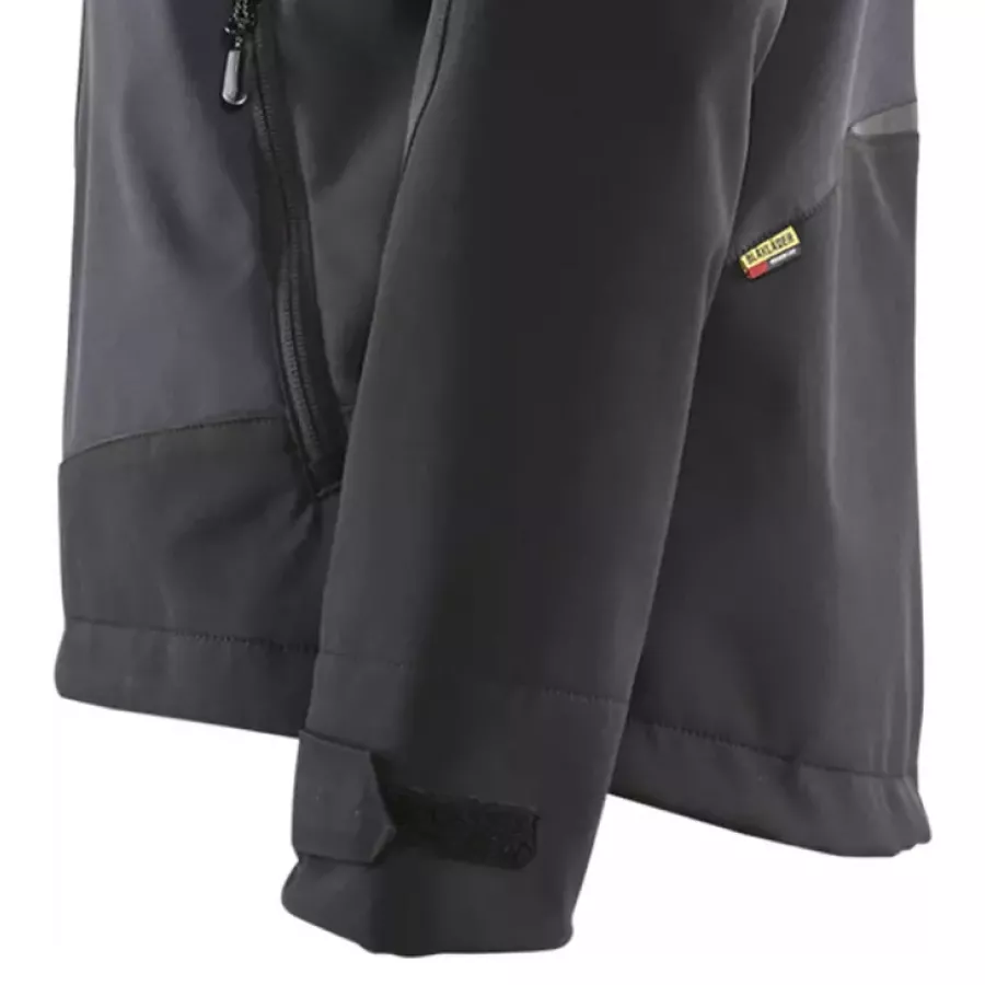 **Adjustable Velcro Sleeve Cuffs** seal out wind and let you fine-tune your fit for all-day comfort.