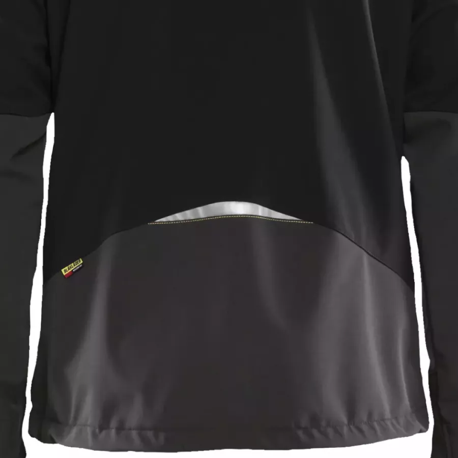 **Verlängertes Rückenteil** bietet zusätzliche Abdeckung und Wärme beim Bücken oder Bewegen.