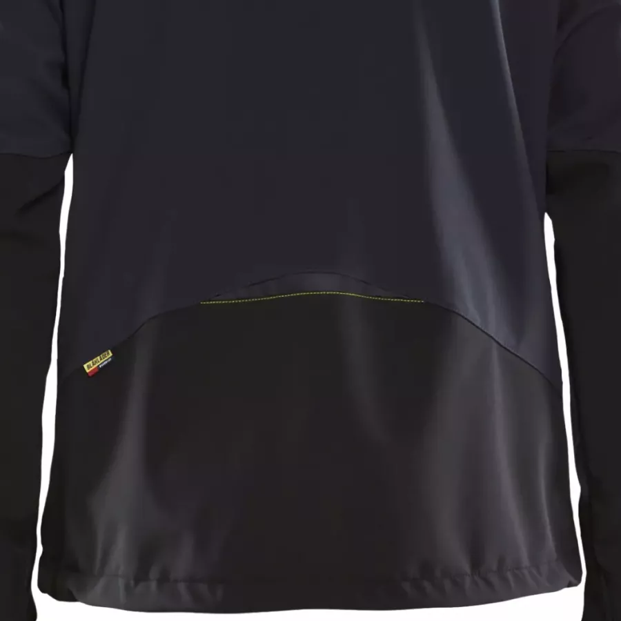 **Verlängertes Rückenteil** bietet zusätzliche Abdeckung und Wärme beim Bücken oder Bewegen.