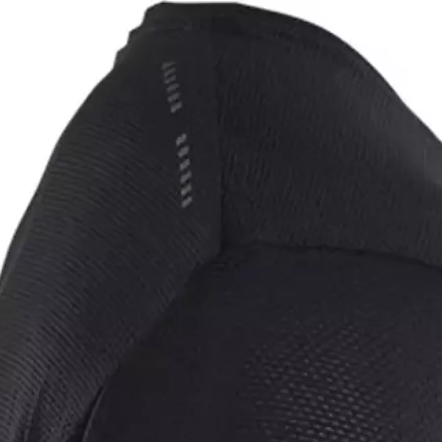 **Reflective Details on Shoulder** add subtle visibility that helps you stand out when light is low.