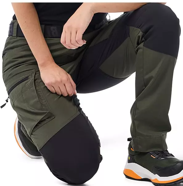 Der ergonomische Schnitt wird durch vorgeformte Knie ergänzt, die den Tragekomfort deutlich erhöhen und die natürliche Bewegung unterstützen. Diese Konstruktion reduziert Materialspannungen, während die engere Passform in Kombination mit Stretcheinsätzen an Hüfte und Schritt selbst bei anspruchsvollen Tätigkeiten einen optimalen Sitz gewährleistet.